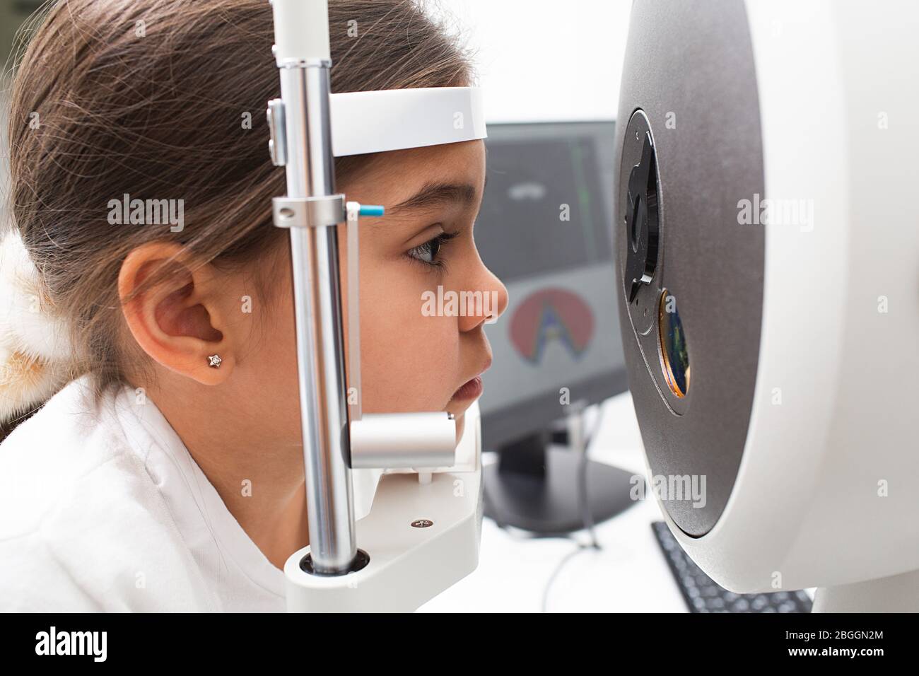 Tomographie des yeux d'une petite fille patient. Équipement de test oculaire avancé. Visage de fille près. Correction de la vision Banque D'Images