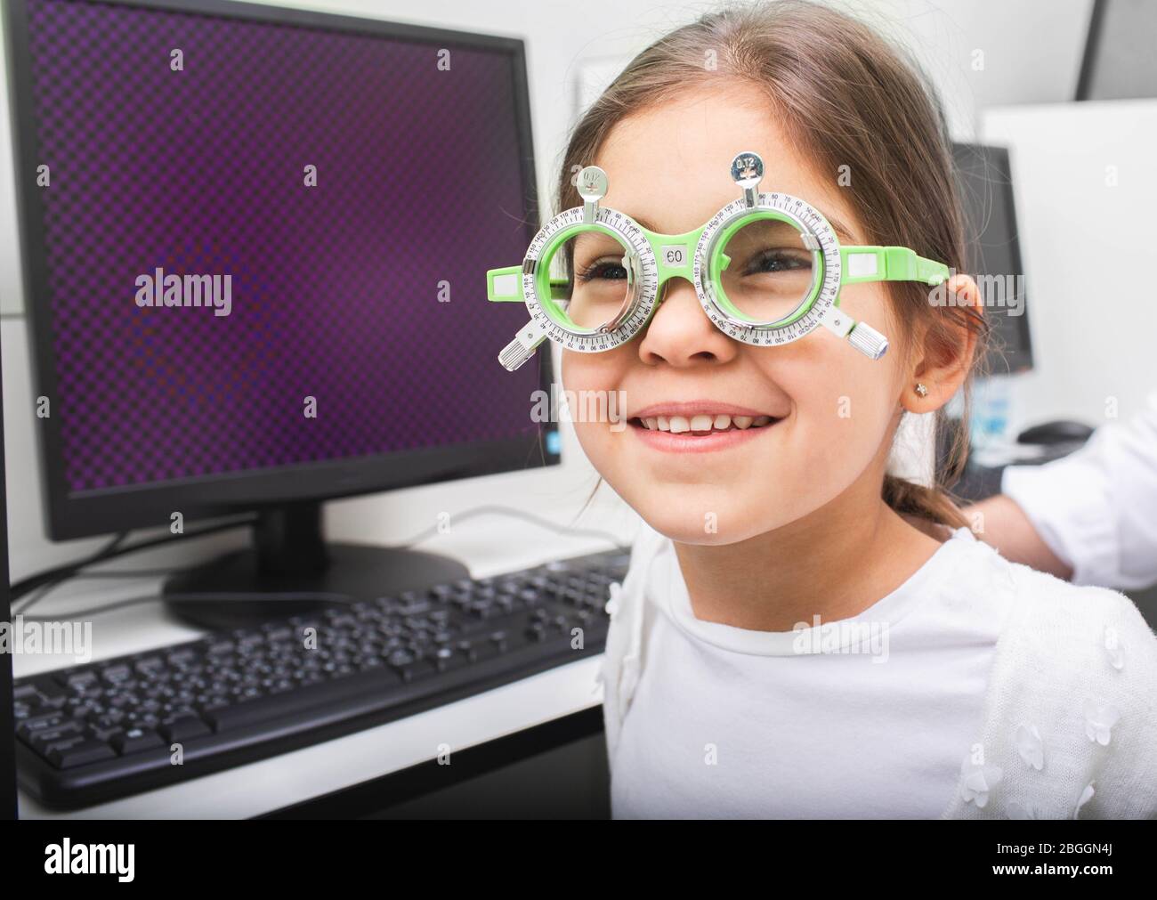 Petite fille avec des lunettes spéciales reçoit le traitement pour ses yeux. Traitement par amblyopie. Traitement logiciel-informatique de l'acuité visuelle Banque D'Images