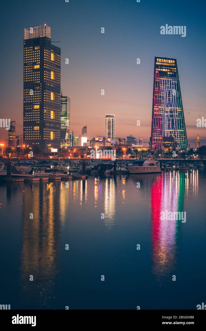 Des toits de la ville de Koweït au soir. La ville de Koweït, Koweït. Banque D'Images