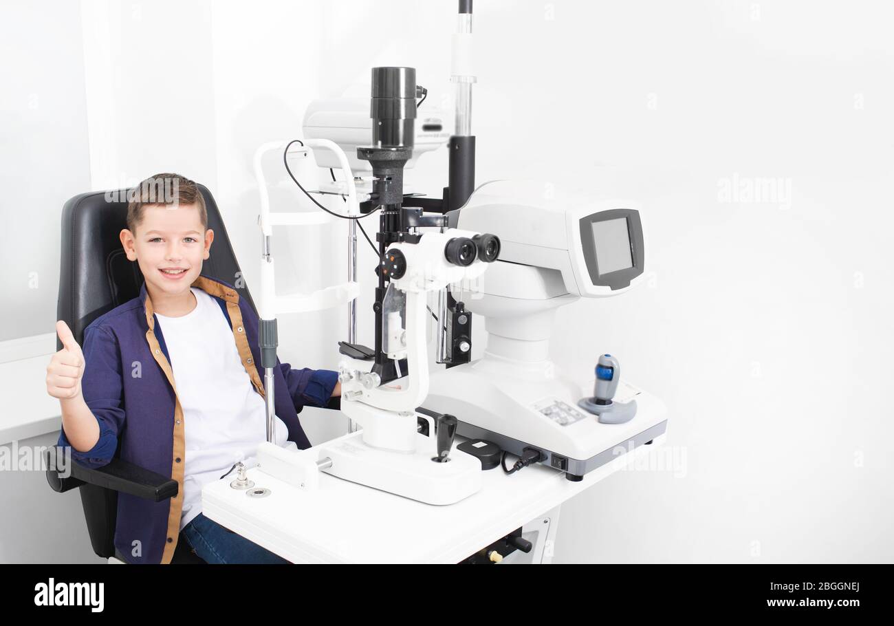 adolescent patient au cabinet ophtalmologiste. Garçon n'a pas peur de vérifier sa vue dans une clinique médicale Banque D'Images