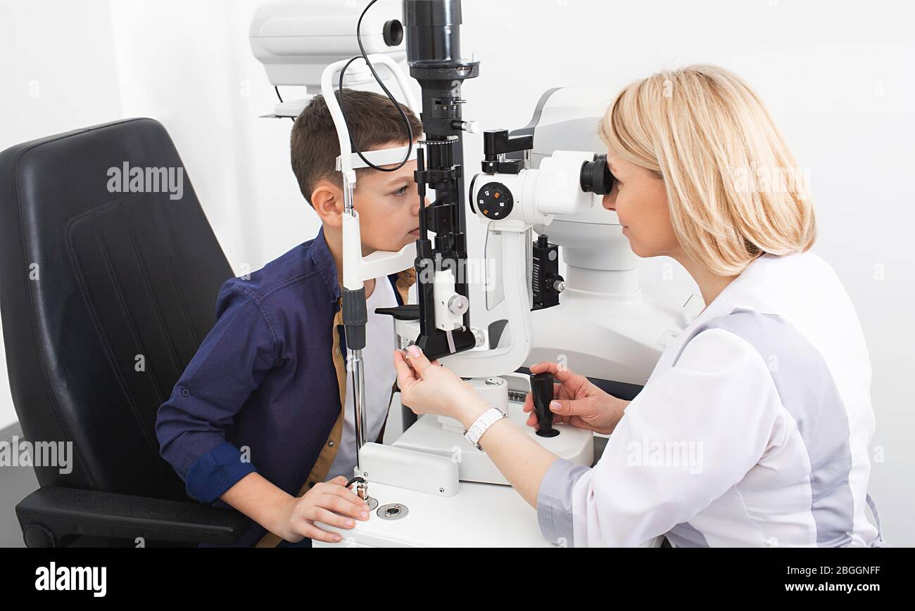 Optométriste examine le garçon d'un patient avec un équipement ophtalmique spécial dans une clinique moderne. Correction de la vision chez les enfants Banque D'Images