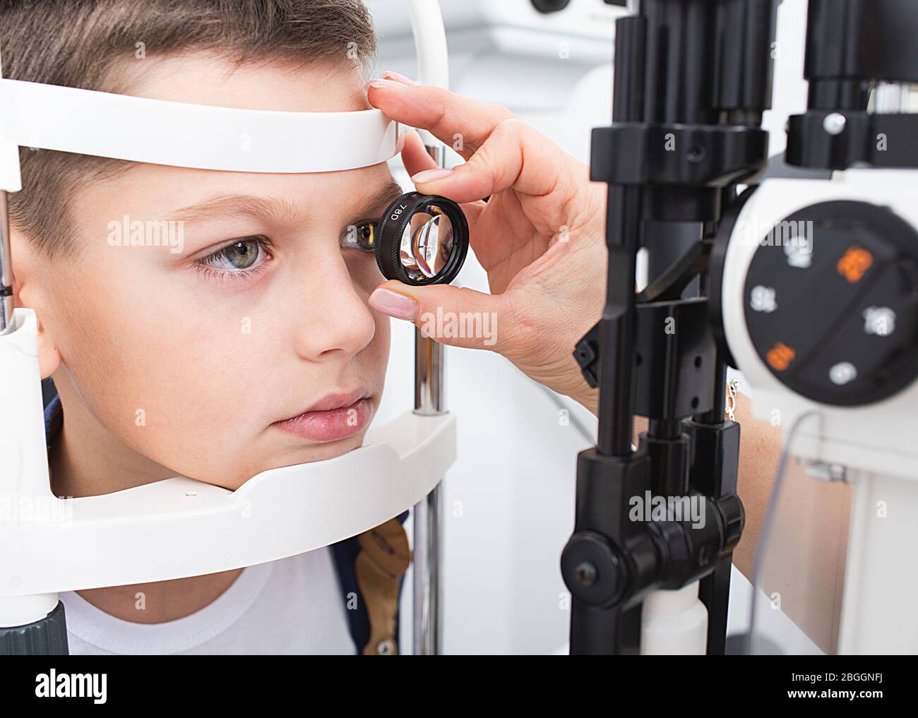 Test de la vue du garçon avec une lampe à fente binoculaire. Vérifier la rétine d'un adolescent de près de l'œil. Clinique d'ophtalmologie Banque D'Images