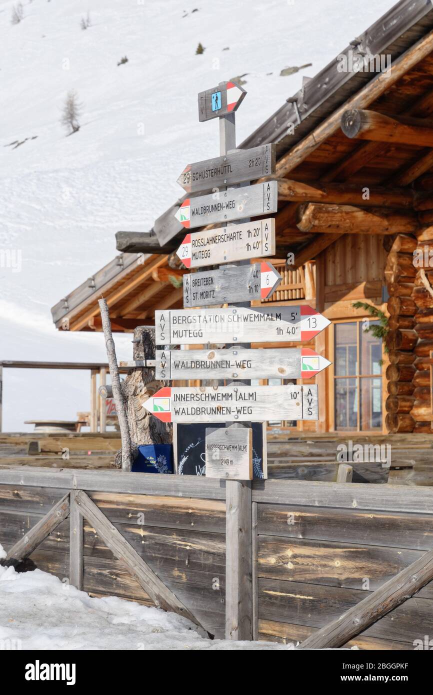 Panneau en face de Bergersaurant Schwemmalm également appelé Ausserschwemmalm en hiver, domaine skiable de Schwemmalm, vallée d'Ulten, Tyrol du Sud, Italie Banque D'Images