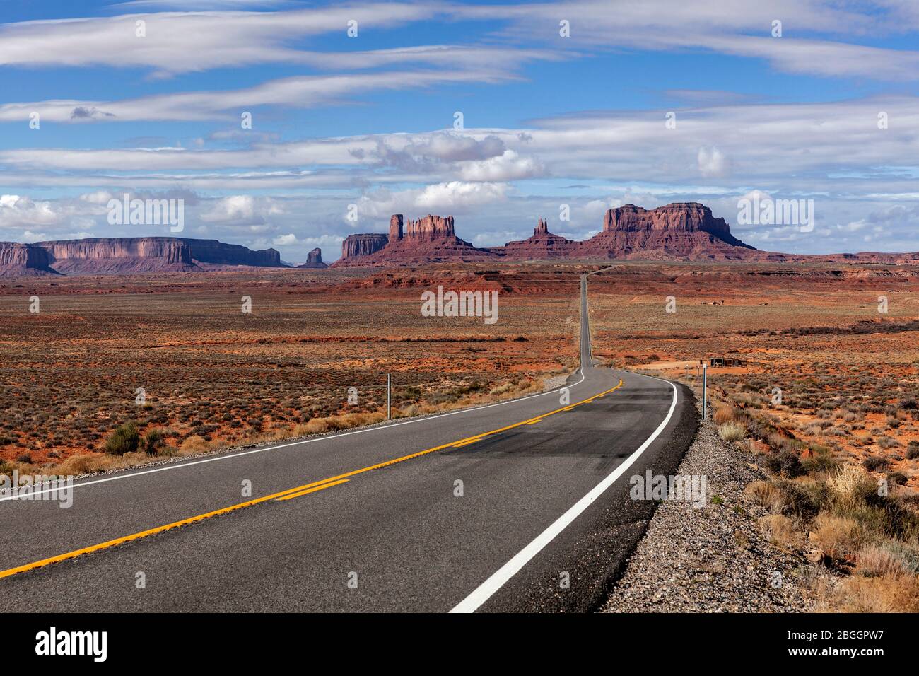 AZ00403-00...ARIZONA - US Highway 163 avec Monument Valley au loin. Banque D'Images