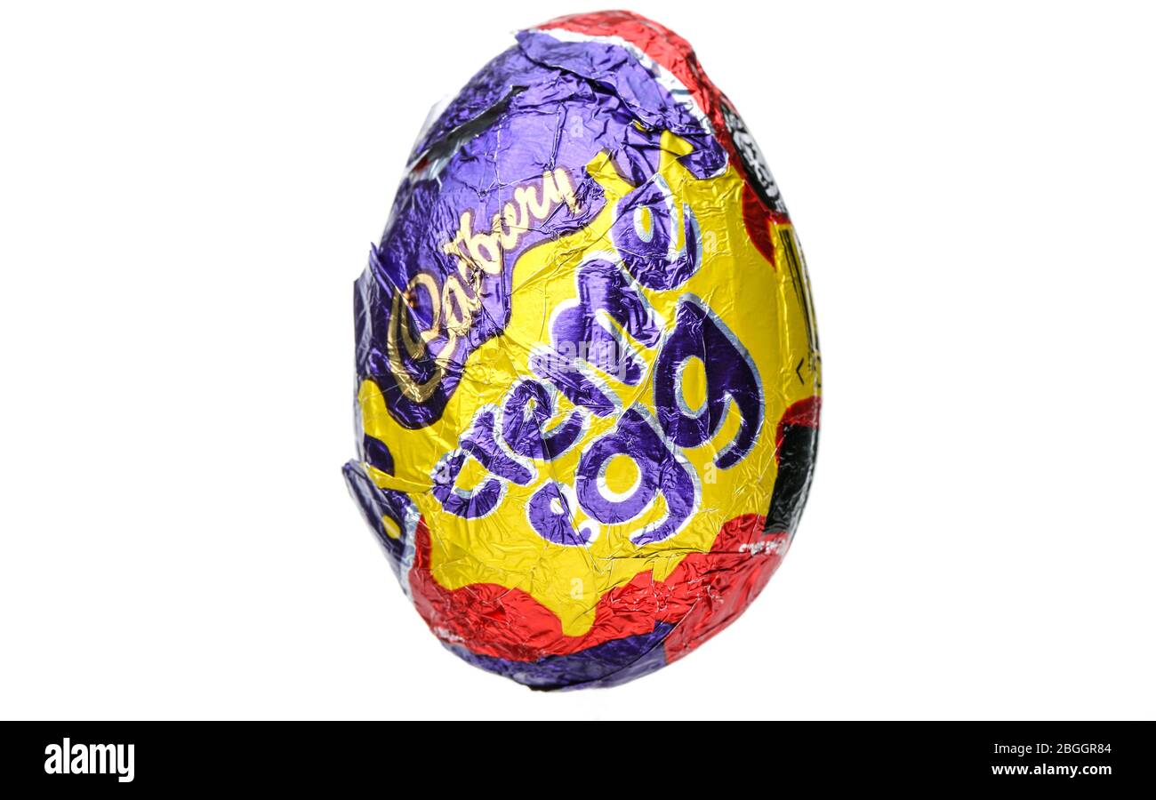 Cadbury crème Egg sur fond blanc Banque D'Images