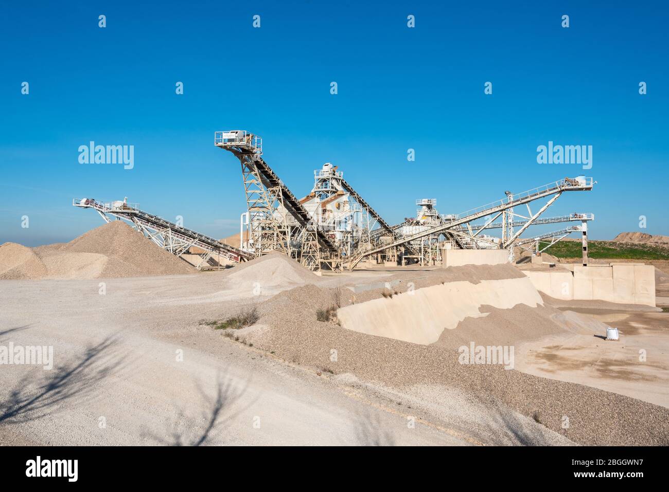19 février 2020 - Belianes-Preixana, Espagne. Une fosse Gravel avec de la machinerie lourde sur le bord DU SPA (zone protégée spéciale) Belianes-Preixana. Banque D'Images