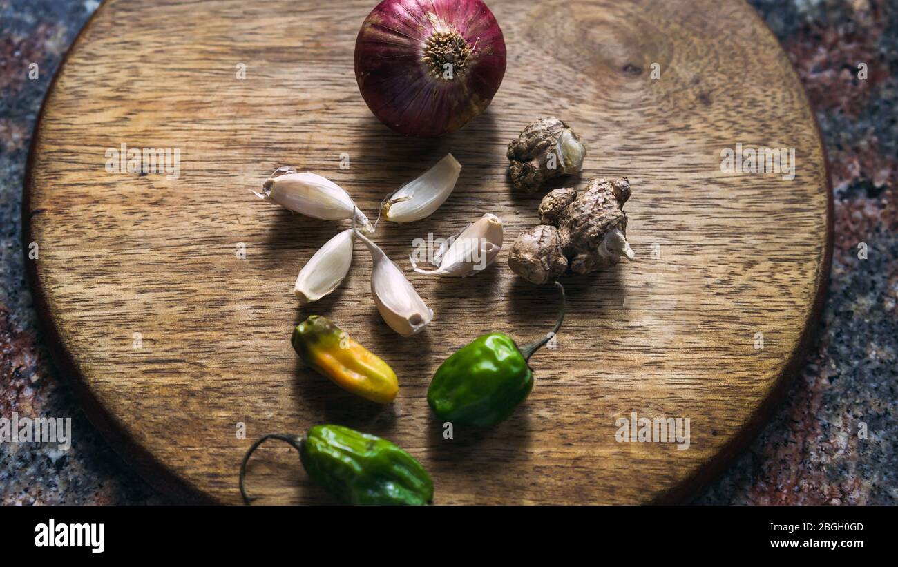 Ingrédients frais pour la cuisson sauce au plat de curry d'Asie du Sud-est avec des échalotes Chili Peppers gingembre citron oignons de l'herbe citron feuilles de citron ail ail ail noix Tom Banque D'Images