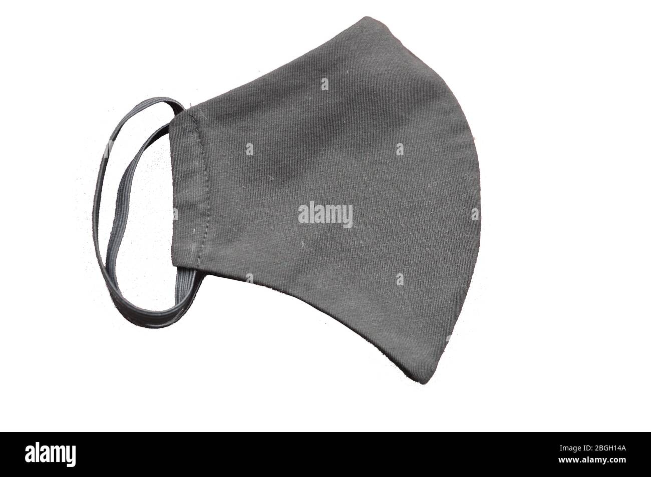 Masque respiratoire réutilisable en tissu noir avec bandes élastiques pour la protection respiratoire. Isoler sur un fond blanc. COVID-19. Banque D'Images