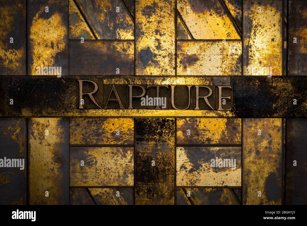 Photo de véritables lettres de composition authentiques formant du texte de Rapture sur fond de cuivre et d'or texturé vintage Banque D'Images