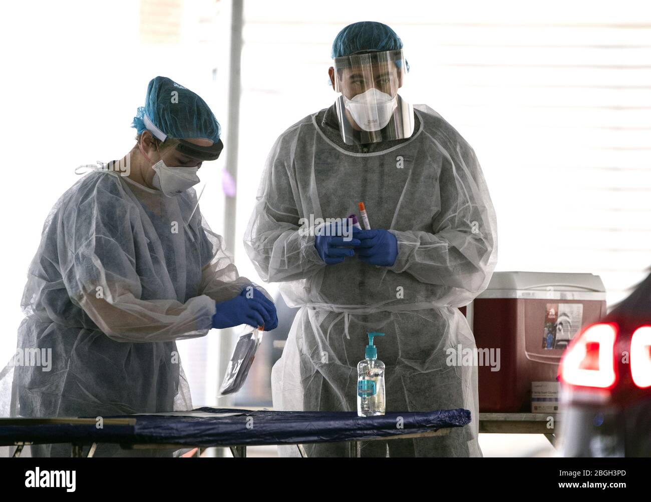 Edgewater, États-Unis. 21 avril 2020. Les travailleurs de la santé de l'hôpital universitaire George Washington prélever des échantillons de test COVID-19 sur un site de test pendant la pandémie de coronavirus à Washington, DC à la Maison Blanche à Washington, DC le mardi 21 avril 2020. Photo de Kevin Dietsch/UPI crédit: UPI/Alay Live News Banque D'Images