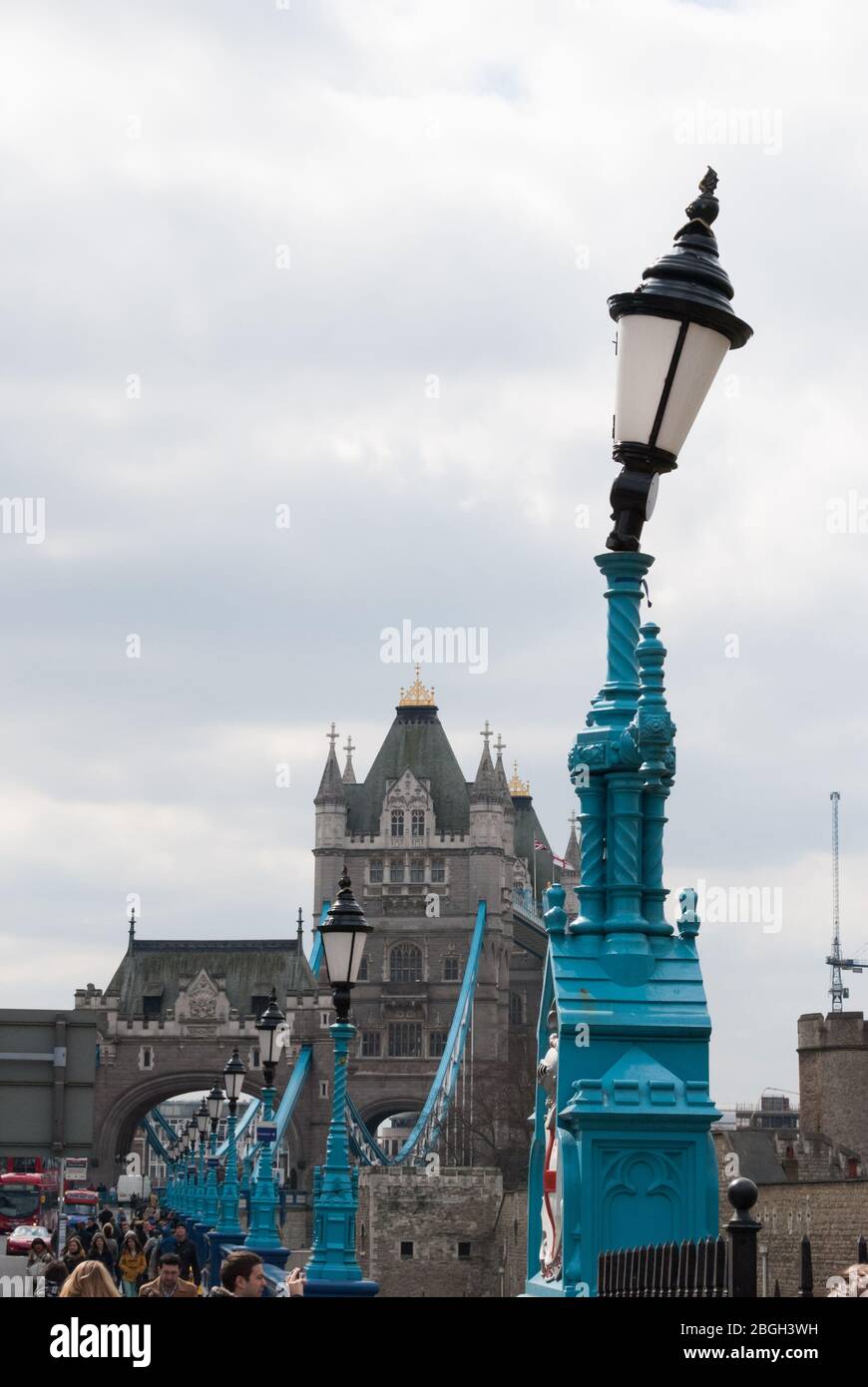 Blue Detail Pont suspendu détail du Tower Bridge, Londres SE1 par Sir Horace Jones et Sir John Wolfe Barry Banque D'Images