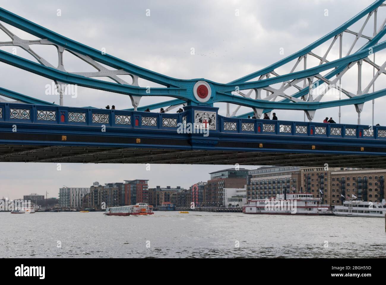 Blue Detail Pont suspendu détail du Tower Bridge, Londres SE1 par Sir Horace Jones et Sir John Wolfe Barry Banque D'Images