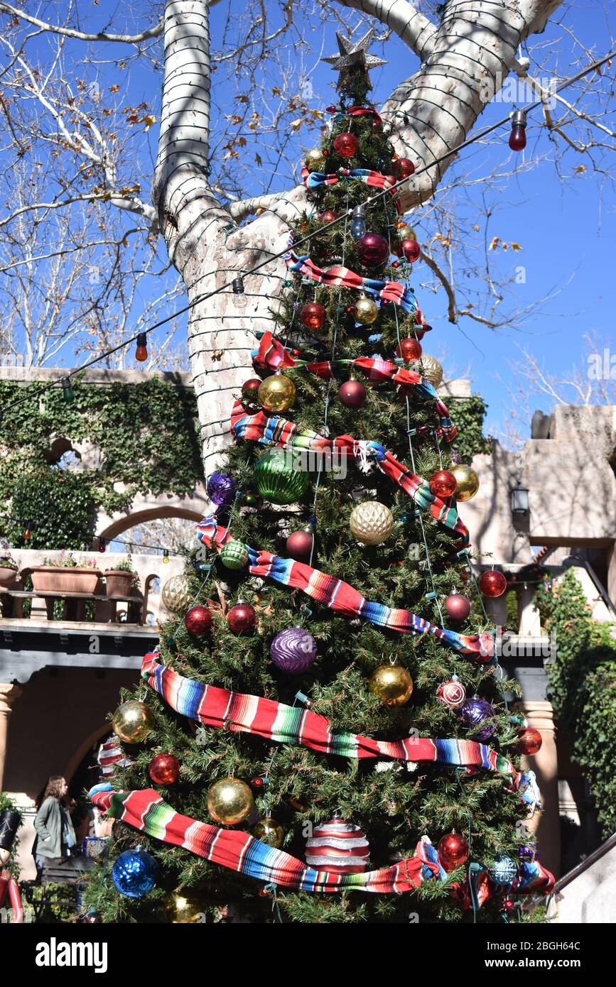 Sedona, AZ. États-Unis 31 décembre 2019.Tlaquepaque village. Lumières de vacances, guirlandes, couronnes et pointsettias. Boutiques pittoresques, restaurants raffinés Banque D'Images