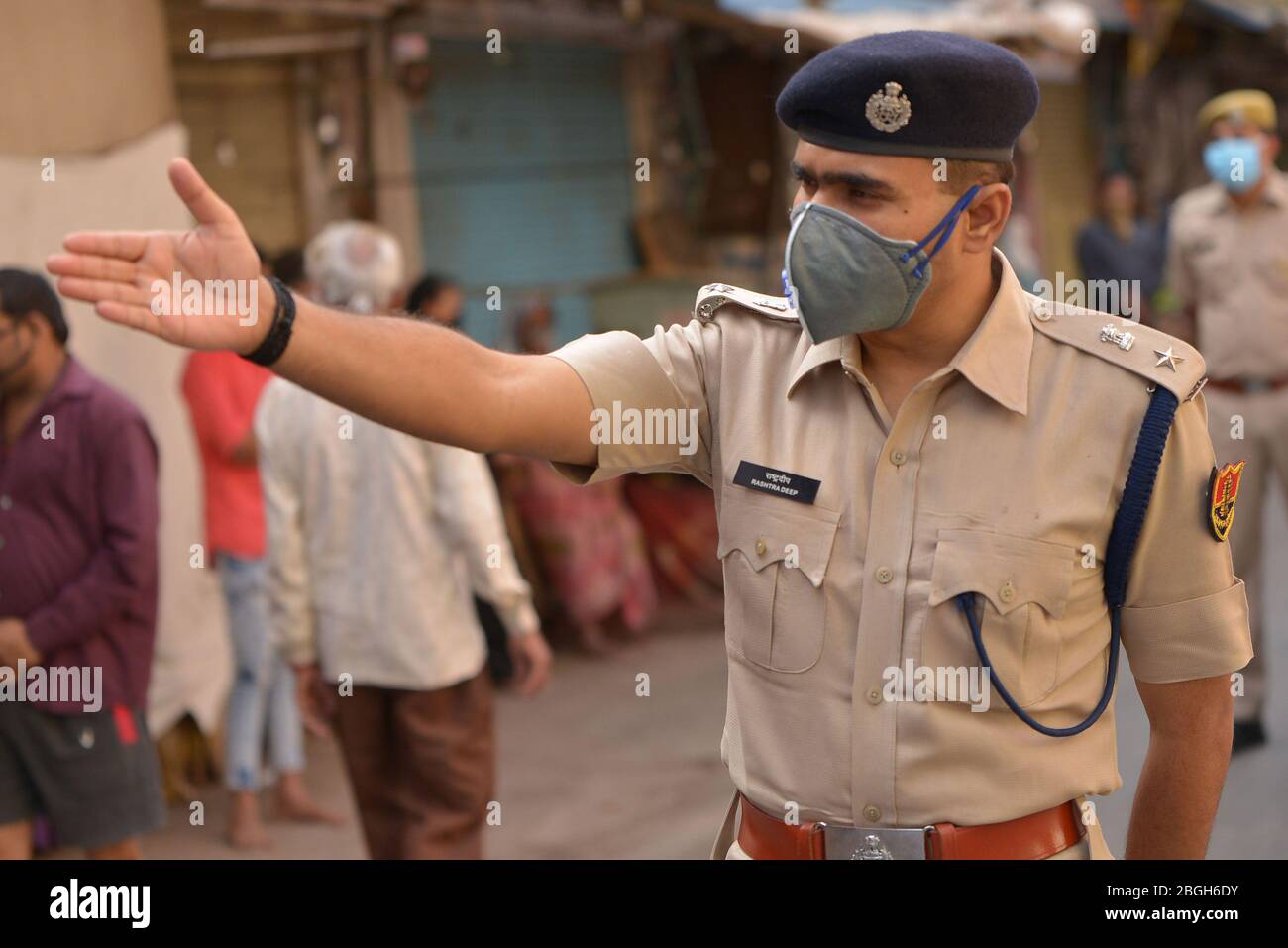 Ajmer, Inde. 20 avril 2020. Le surintendant de la police du district d'Ajmer Kunwar Rashdeep est continuellement pris des mesures sous la direction nationale à l'égard des personnes qui ont été négligées dans le verrouillage imposé par le virus Corona. Ajmer SP Kunwar Rashteep arrive dans divers postes de police et fait le bilan et des tentatives sont faites pour stimuler le moral des fonctionnaires. (Photo de Shaukat Ahmed/Pacific Press/Sipa USA) crédit: SIPA USA/Alay Live News Banque D'Images