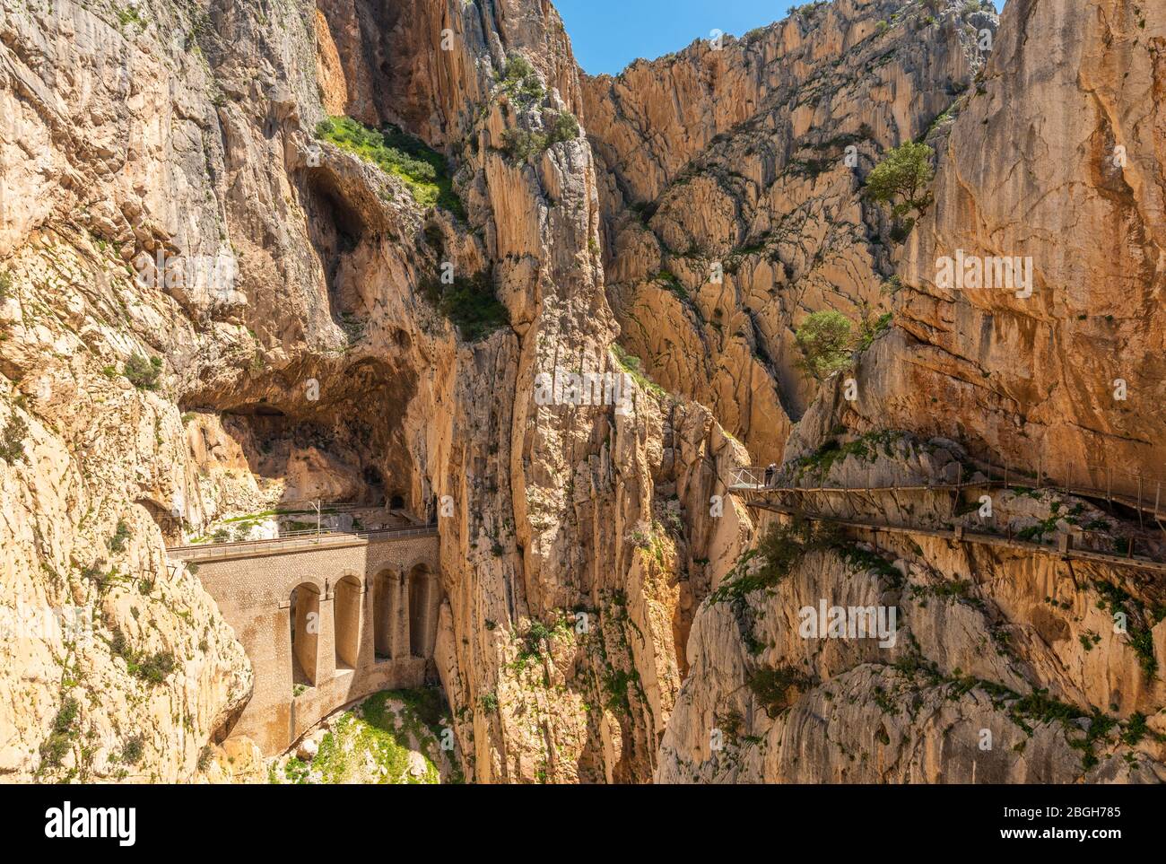 17 avril 2018 - El Chorro, Espagne. À droite, la voie reconstruite, construire sur la construction en béton d'origine. Banque D'Images