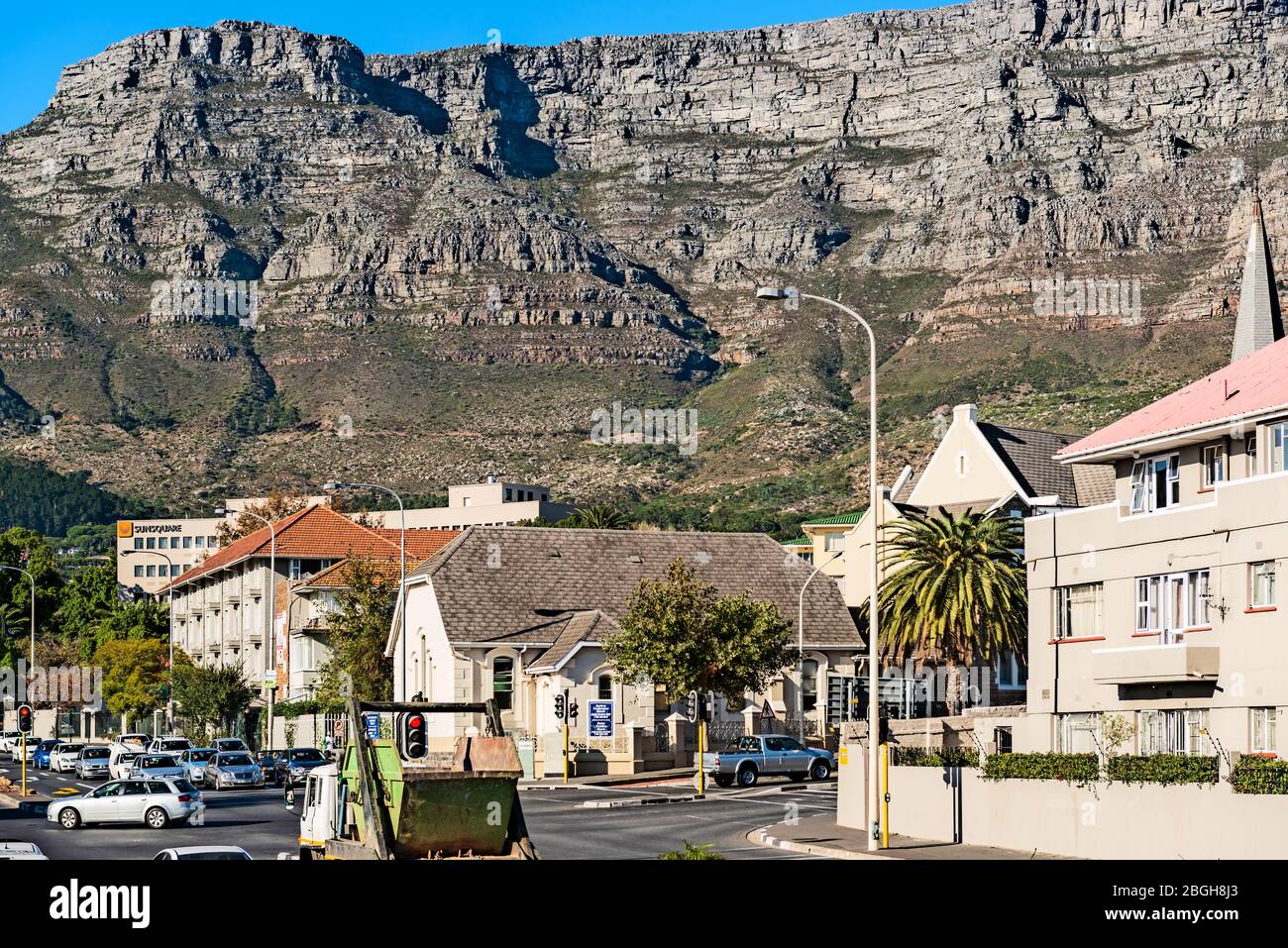 Le Cap, Afrique du Sud - 11 mai 2016 : vue sur les bâtiments du Cap avec Table Mountain à l'arrière-plan, Afrique du Sud. Banque D'Images