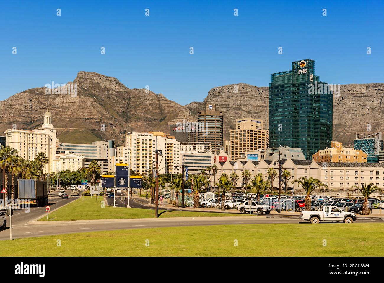 Cap, Afrique du Sud - 11 mai 2015 : vue sur les bâtiments du centre-ville du Cap avec Table Mountain à l'arrière-plan, Afrique du Sud. Banque D'Images