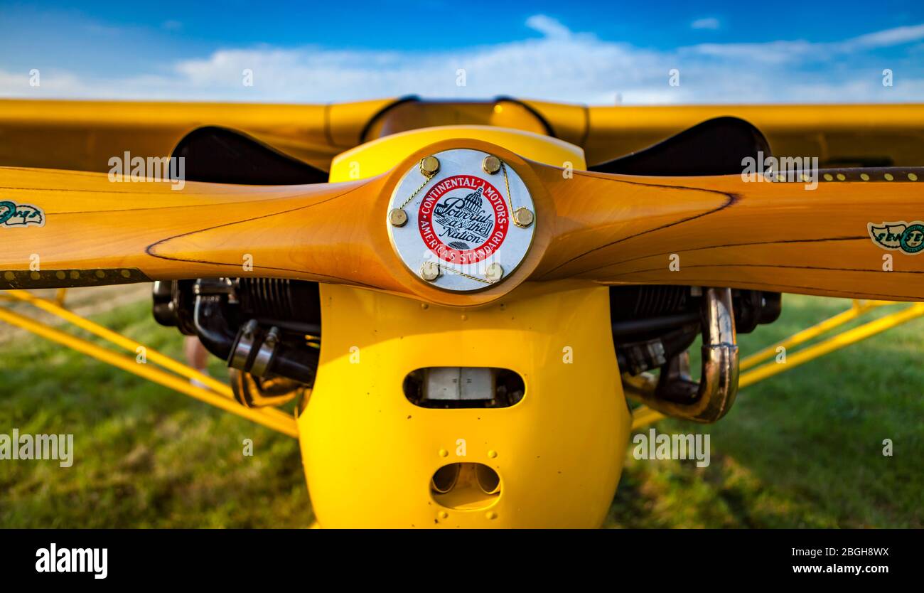 Nez et hélice d'un Piper Cub. Banque D'Images