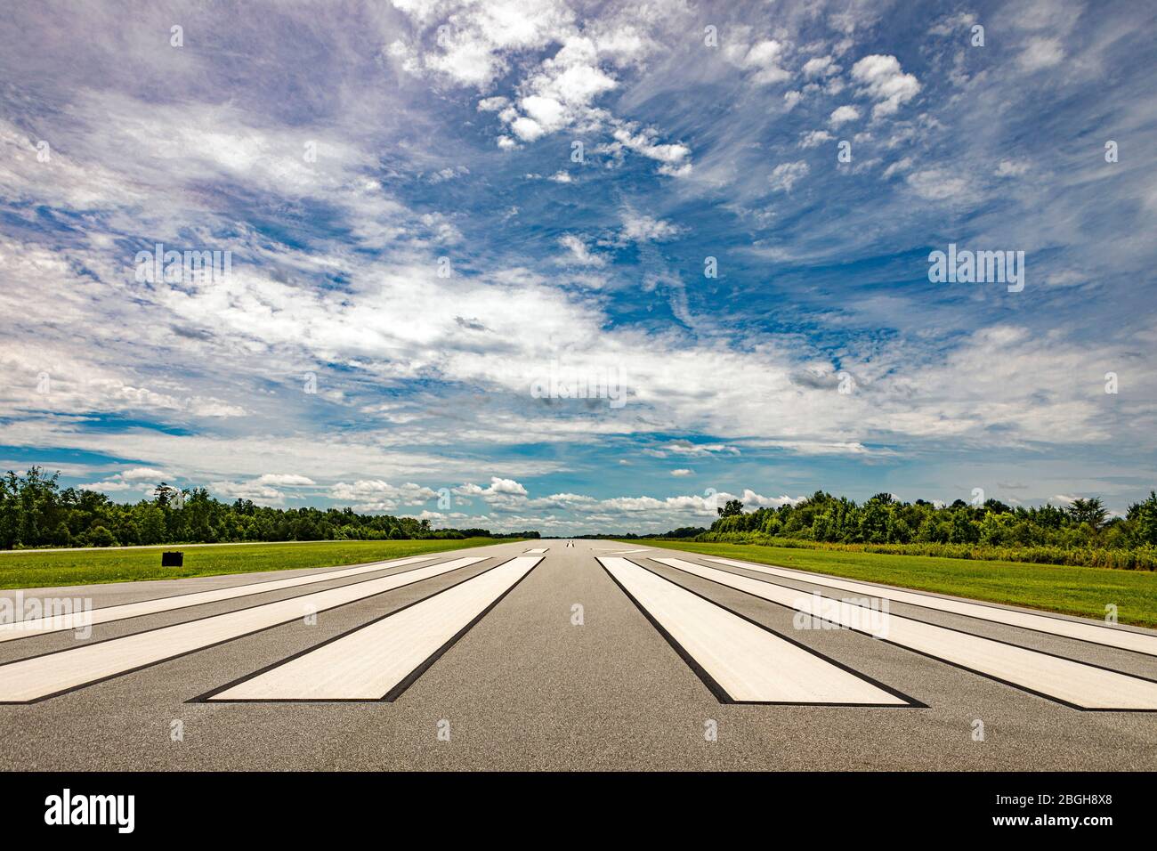 Seuil de piste d'un aéroport d'aviation générale. Banque D'Images