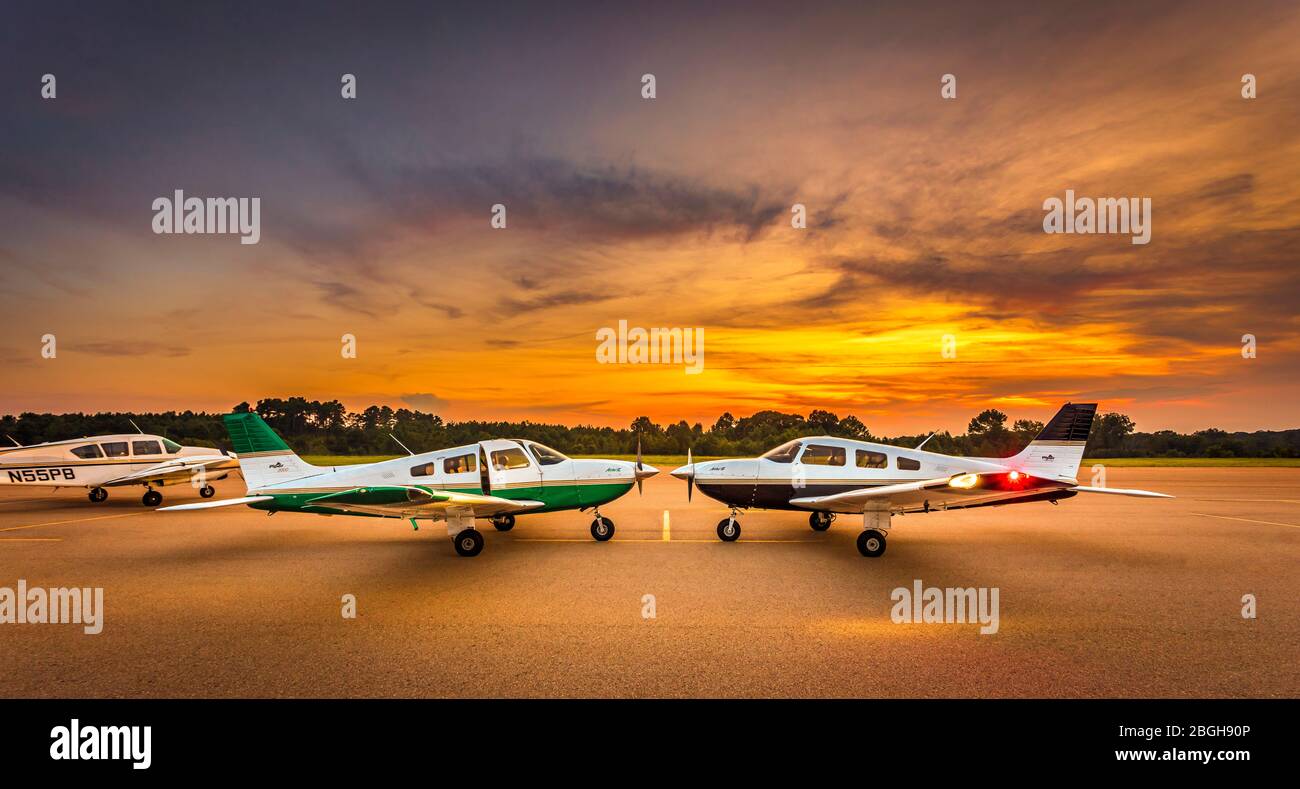 Deux Piper Archer III, propriété de l'Horizon Dreams Flight School dans le nord de la Géorgie. Banque D'Images