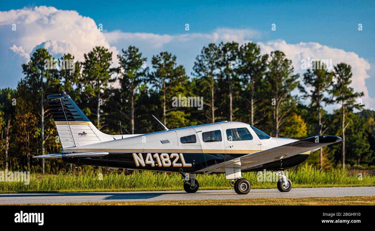 Un avion d'aviation générale Piper Archer sur le taxi de l'aéroport du comté de Habersham à Cornelia, en Géorgie. Banque D'Images