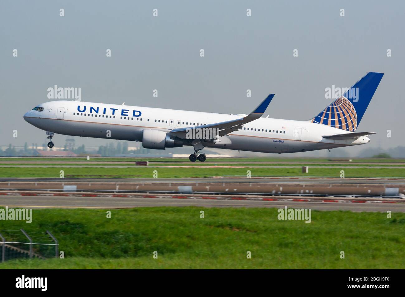 Paris / France - 24 avril 2015 : départ de l'avion de passagers Boeing 767-300 N668UA de United Airlines et décollage à l'aéroport Paris Charles de Gaulle Banque D'Images
