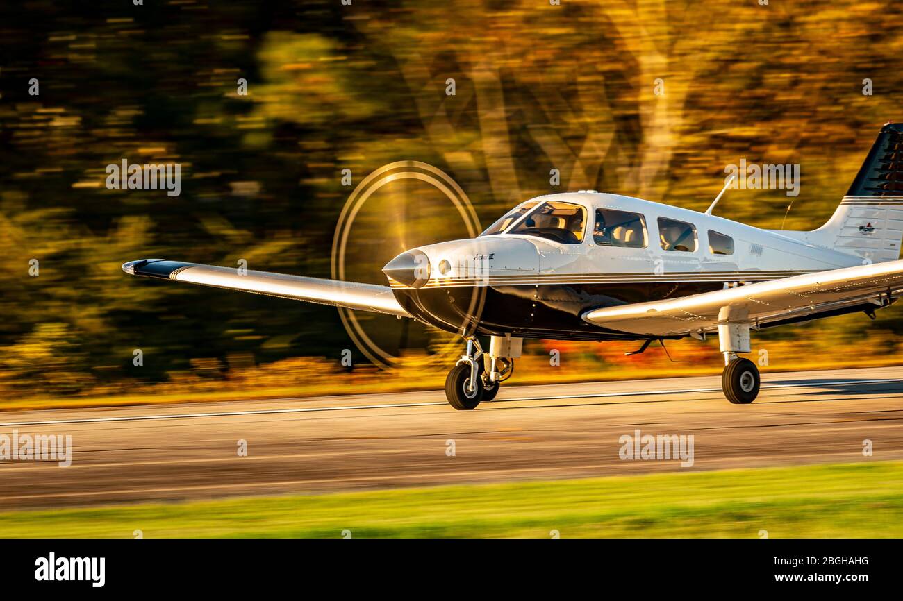 Un instructeur de vol certifié effectue des atterrissages d'entraînement à l'aéroport du comté de Habersham. Banque D'Images