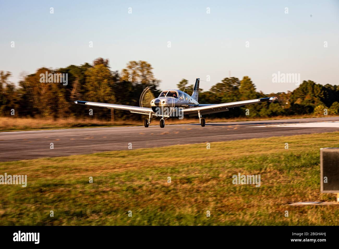 Un instructeur de vol certifié effectue des atterrissages d'entraînement à l'aéroport du comté de Habersham. Banque D'Images