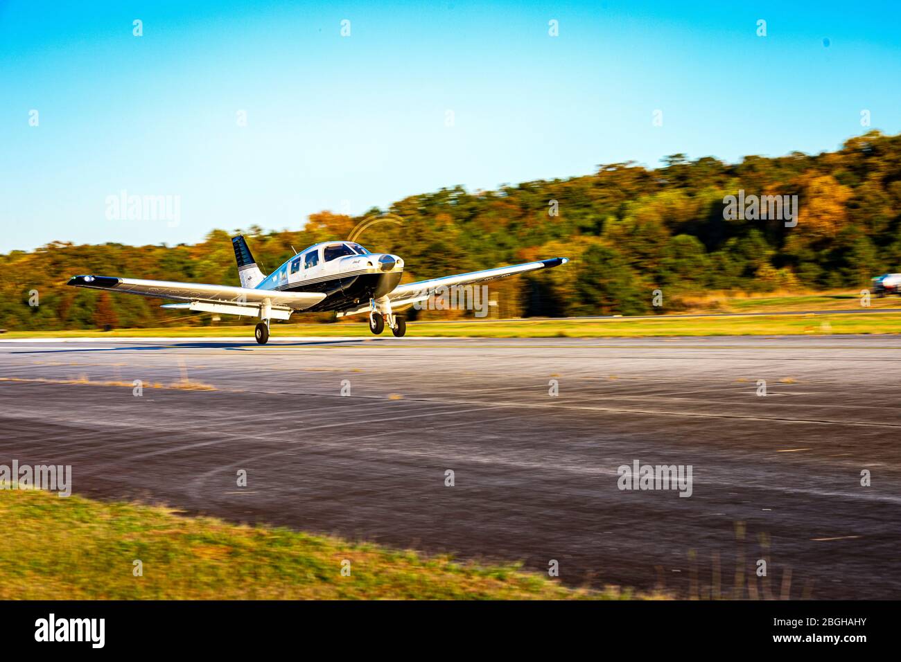 Un instructeur de vol certifié effectue des atterrissages d'entraînement à l'aéroport du comté de Habersham. Banque D'Images