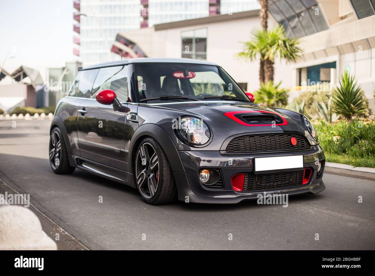 Mini voiture noire avec décorations rouges sur les routes de la ville Banque D'Images