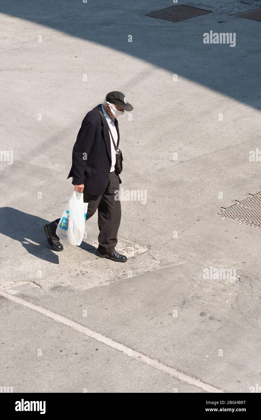 Campobasso, région de Molise, Italie: Un homme marche dans la rue en portant le masque de protection pendant l'urgence du coronavirus en Italie. Banque D'Images