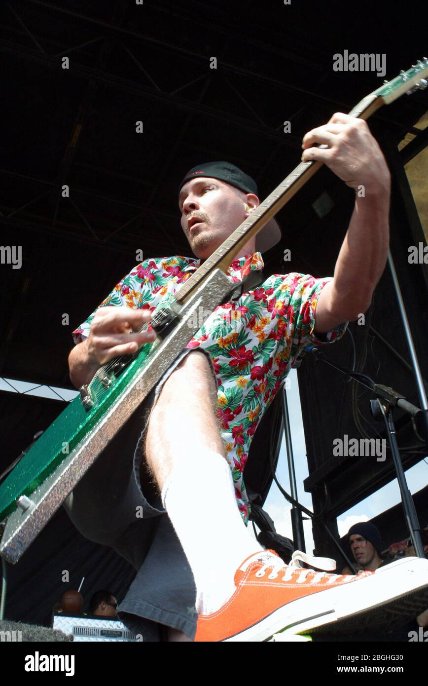 Moi d'abord et Gimme Gimmes (Warren 'The Mutant' Fitzgerald, aussi o f the Vandales) qui se produit lors de la tournée de 2003 Vans a été détournée au Tweeter Center on the Waterfront à Philadelphie, PA. 8 août 2003. Crédit: Scott Weiner/MediaPunch Banque D'Images