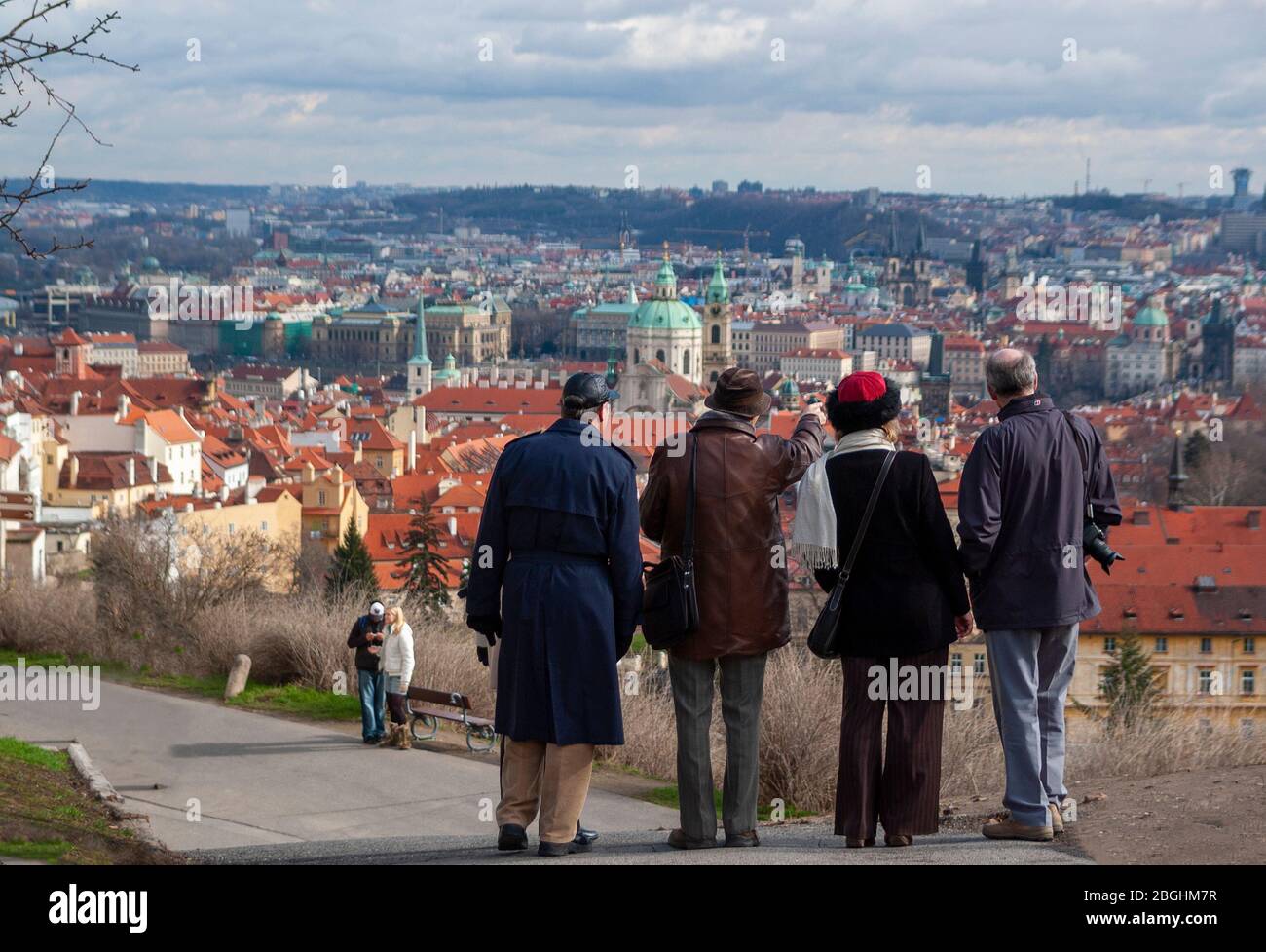 Groupe de touristes regardant la vue sur la capitale de Prague, République Tchèque Banque D'Images