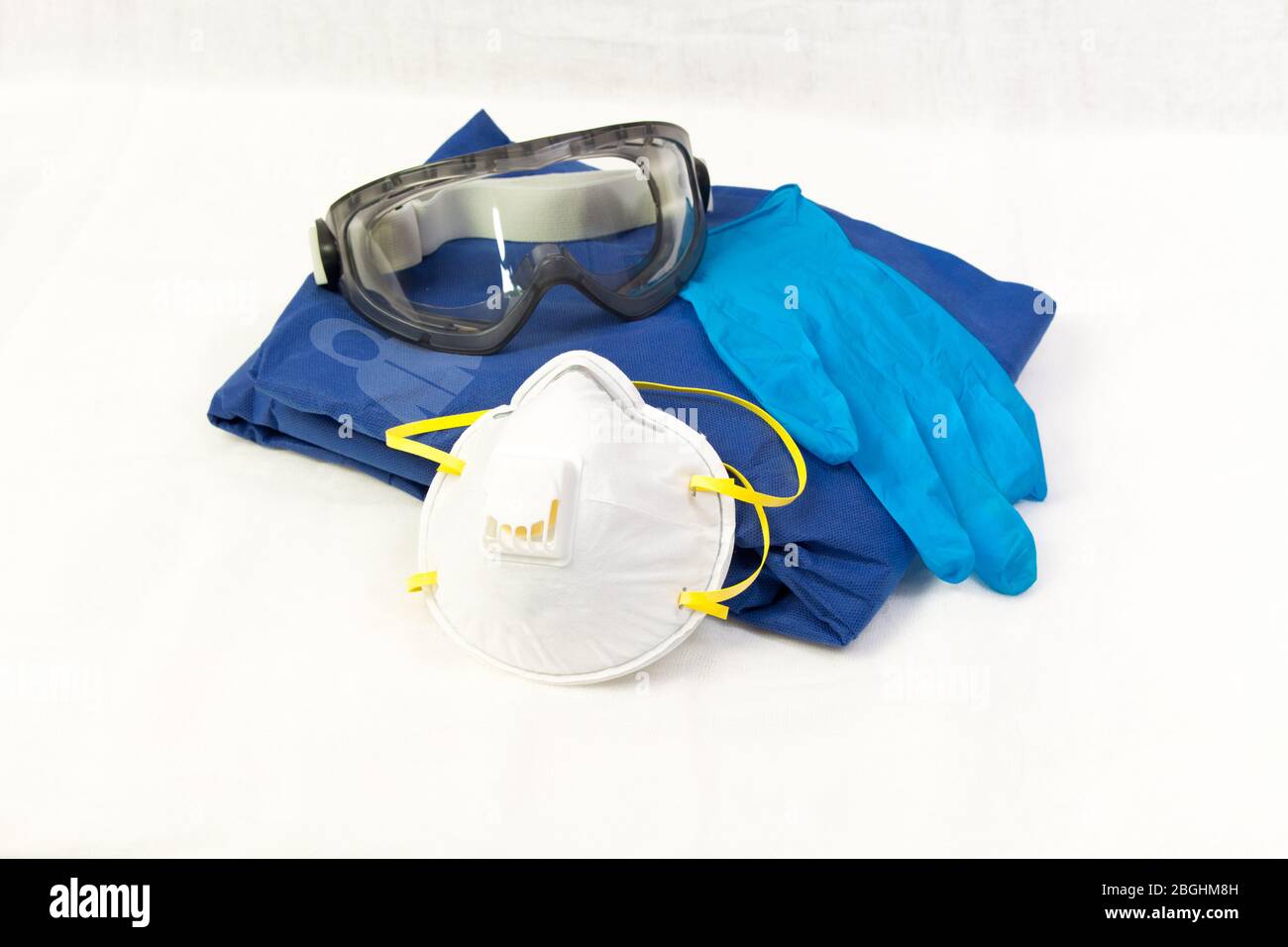 Équipement de protection individuelle pour le personnel médical. Lunettes de protection , gants jetables et combinaison empêchant la propagation de l'infection sur un ba blanc Banque D'Images