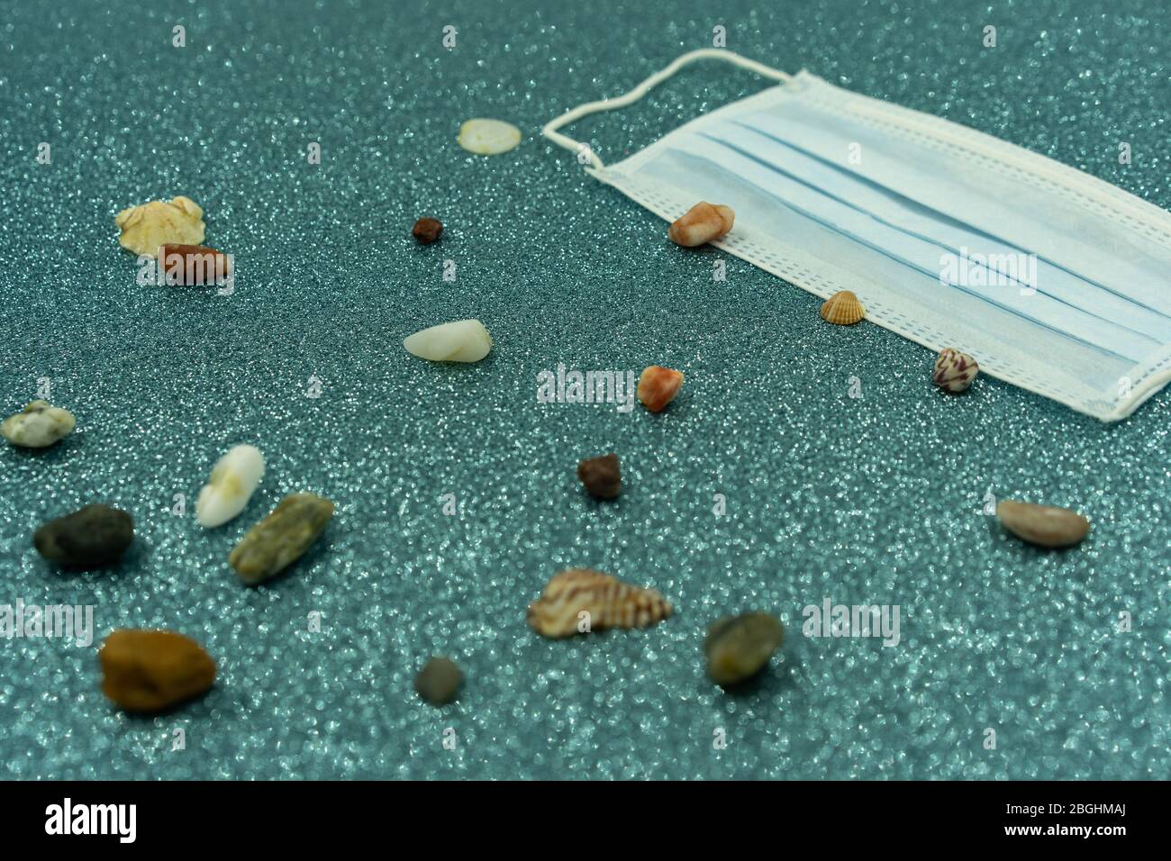 Thème de plage avec masque, coquille et pierres. Thème Covid-19 