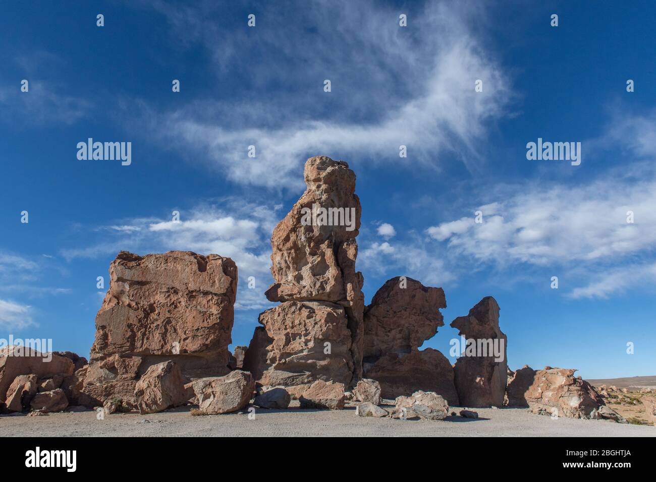 Image d'une des formations rocheuses énormes causées par l'érosion éolienne à Valle de Rocas (Vallée des rochers), Uyuni, Altiplano de Bolivie, Amérique du Sud Banque D'Images