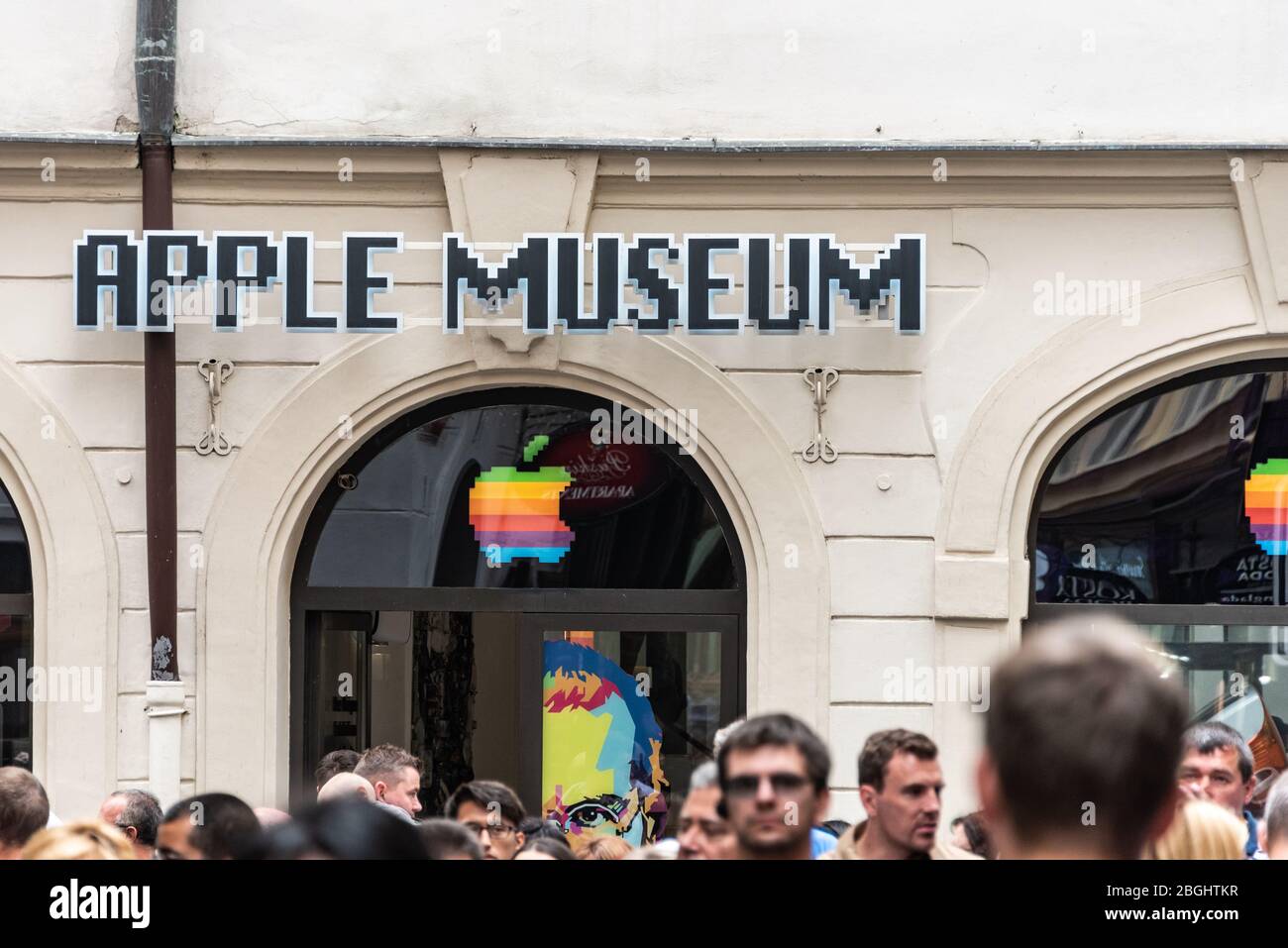 L'avant du musée d'ordinateur Apple à Prague. Le fondateur de Macintosh Steve Jobs dessiner en regardant vers l'avant, le groupe de personnes, les touristes dans la rue. Banque D'Images