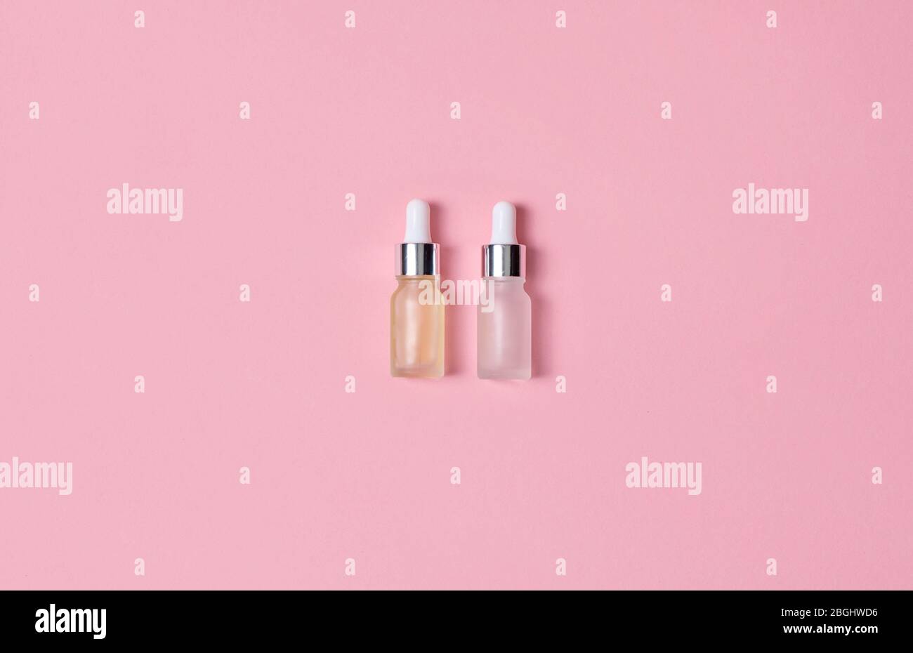 Soins de beauté. Acide lactique et hyaluronique isolé sur la vue de dessus rose Banque D'Images