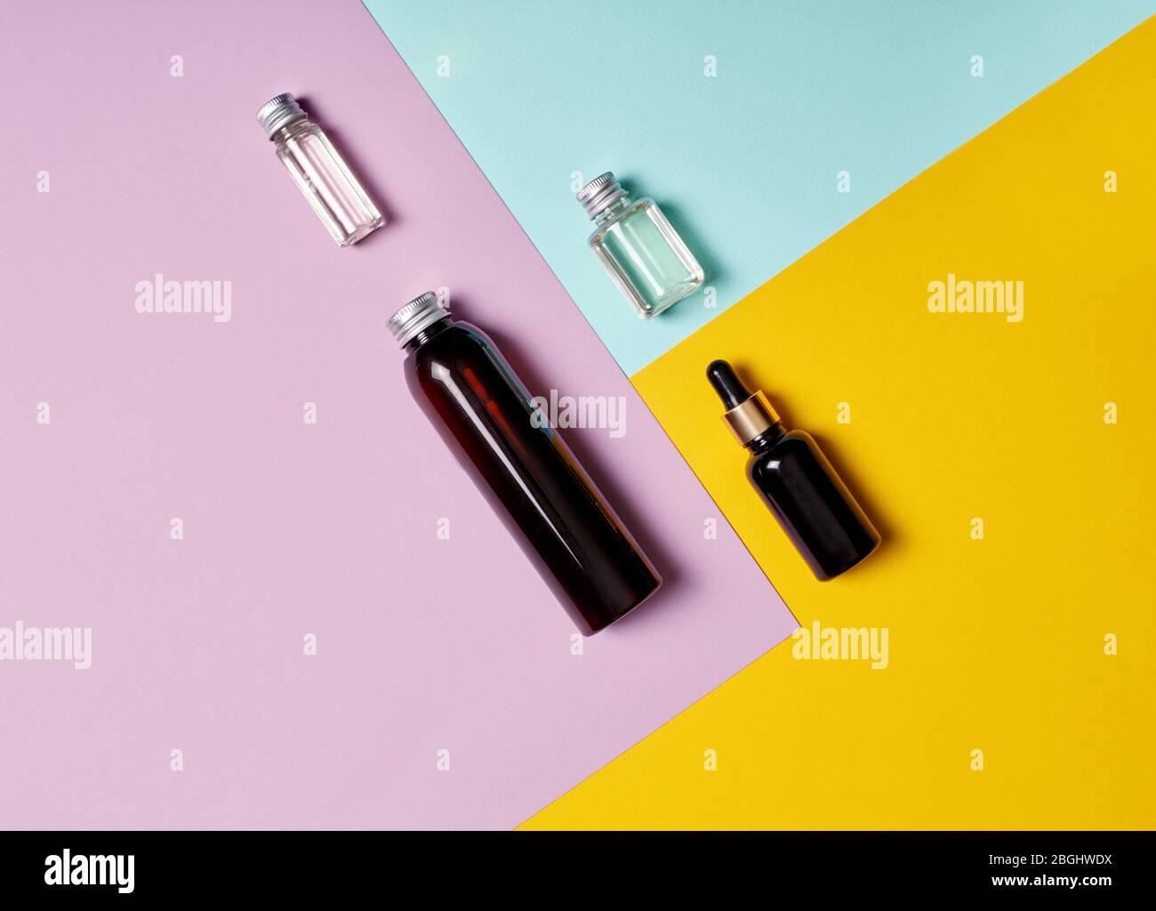 Concept de beauté. Acide anti-vieillissement isolé sur bleu violet et jaune Banque D'Images