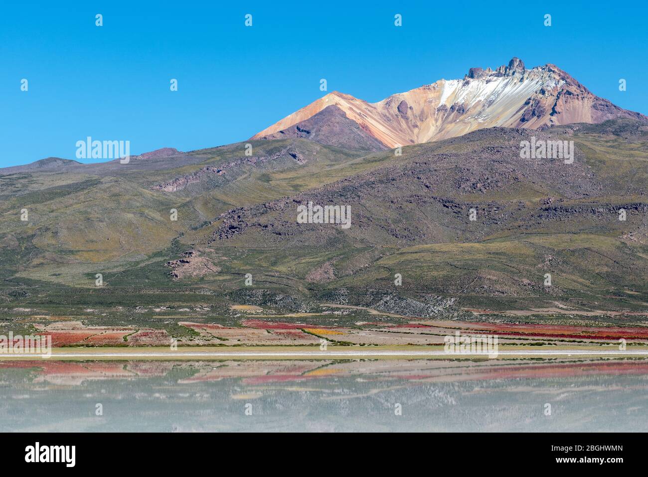 Salar de Uyuni, Salt Flats Uyuni, Bolivie, tout en étant humide fournissant un miroir de réflexion du volcan Tunupa Banque D'Images