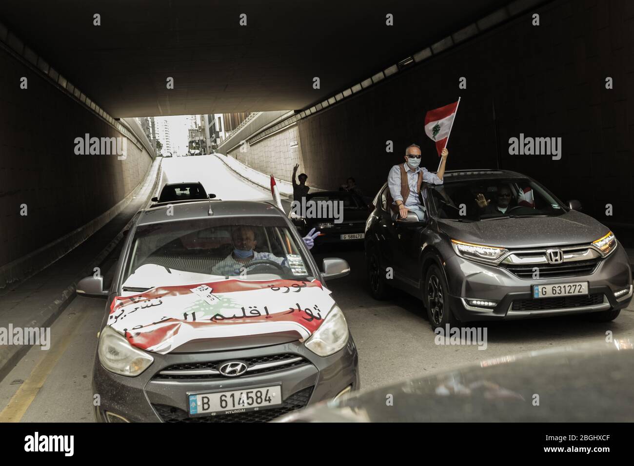 Beyrouth, Liban, 21 avril 2020. Des centaines de personnes se sont rassemblées sur la place des Martyrs avant de se déplacer dans Beyrouth pour faire des drapeaux et chanter en signe de protestation contre la corruption de leur gouvernement et l'incapacité à fournir des services adéquats ou à gérer l'effondrement économique du pays financièrement en proie à des difficultés. Elizabeth FITT crédit: Elizabeth FITT/Alay Live News Banque D'Images