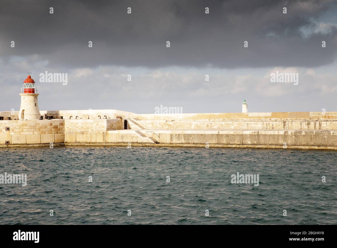 seascape du phare du Ricasoli East Breakwater dans le grand port de malte Banque D'Images