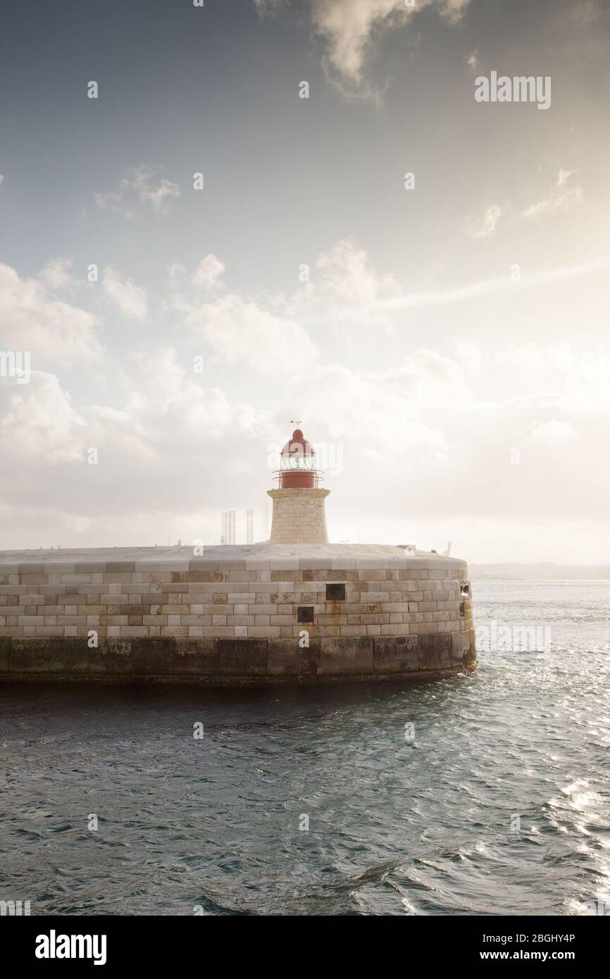 seascape du phare du Ricasoli East Breakwater dans le grand port de malte Banque D'Images