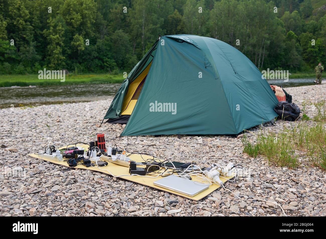 Panneau solaire couché sur le sol et charge le smartphone, le désert du Sahara. Chargez le smartphone à partir de la batterie solaire. Générateur mobile dans un Banque D'Images
