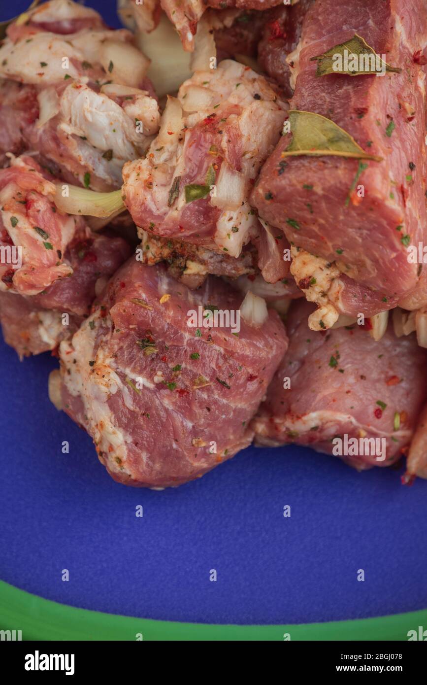 Kebab - morceaux de porc et d'oignon haché, photographiés de près. Porc  haché en morceaux sur un barbecue avec oignons. Porc cru dans les épices,  viande marinée Photo Stock - Alamy