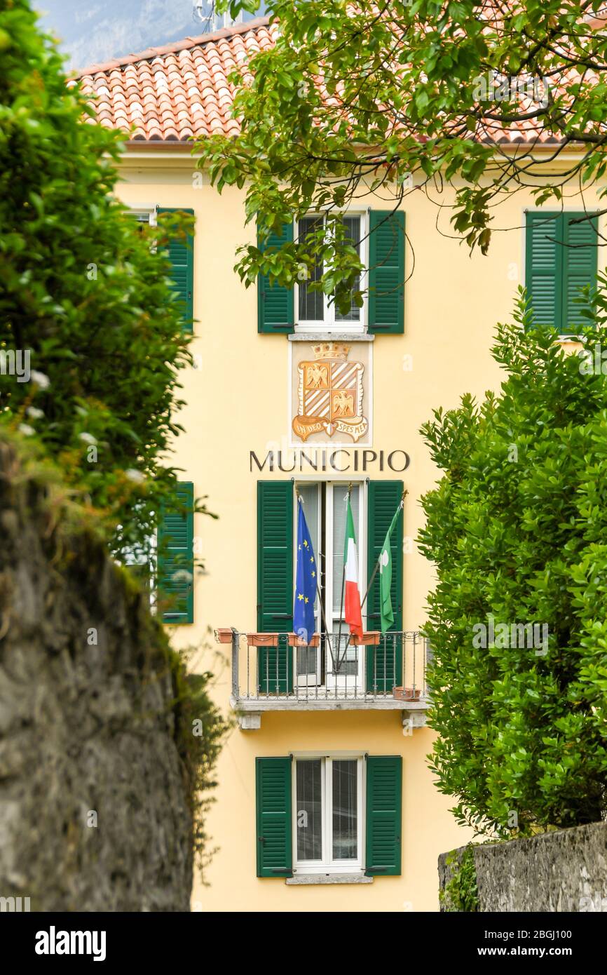 BELLAGIO, LAC DE CÔME, ITALIE - JUIN 2019: Les bureaux municipaux et l'hôtel de ville de Bellagio sur le lac de Côme. Banque D'Images