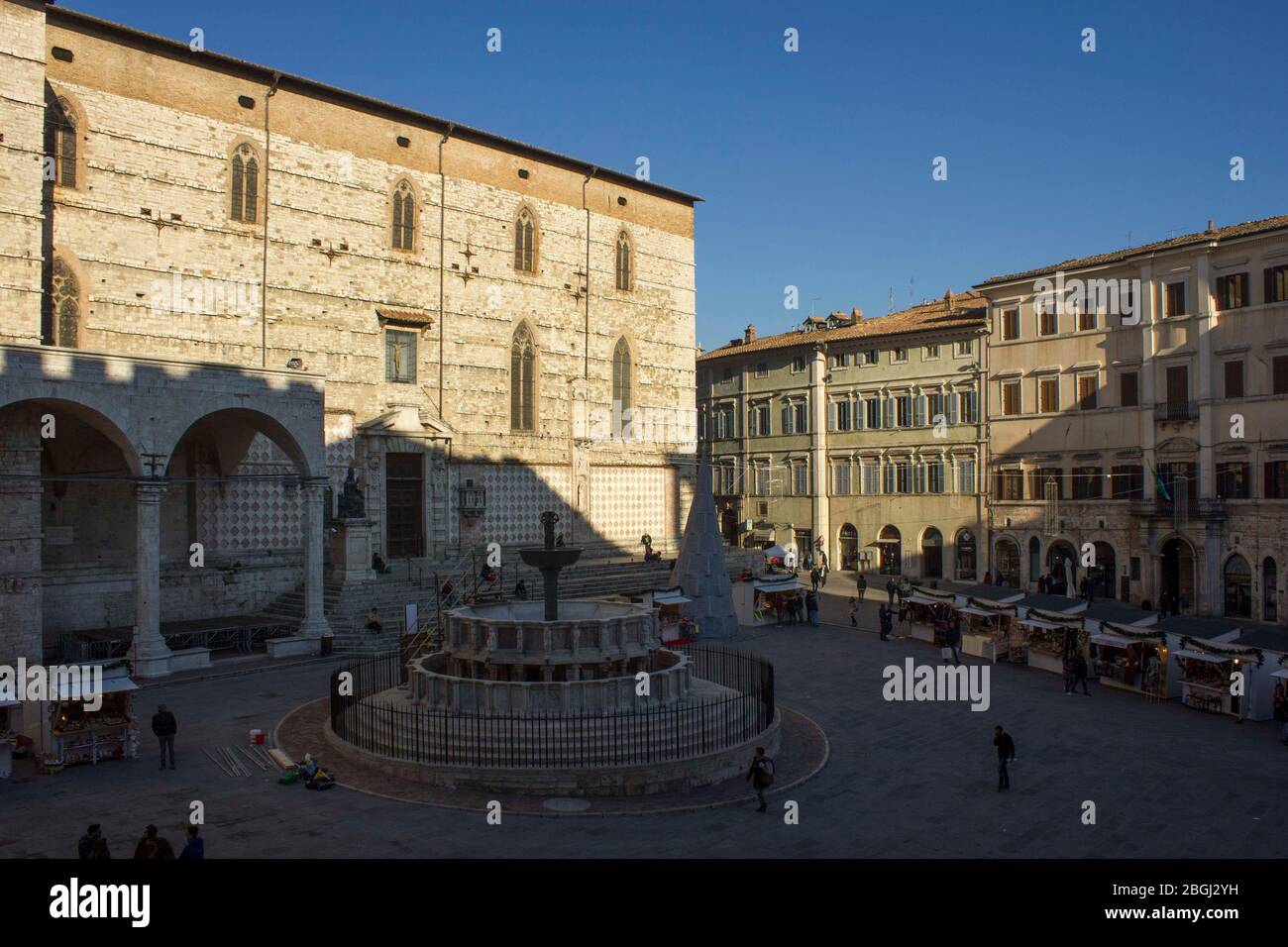 PÉROUSE, ITALIE - 9 DÉCEMBRE 2016 : place Piazza Maggiore à Pérouse à l'heure de Noël Banque D'Images