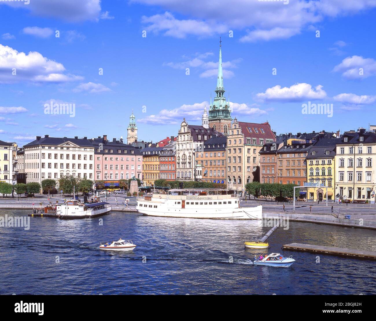 Église Tyska Kyrkan, navires et maisons de commerce, place Kornhamnstorg, Gamla Stan (vieille ville), Stadsholmen, Stockholm, Royaume de Suède Banque D'Images