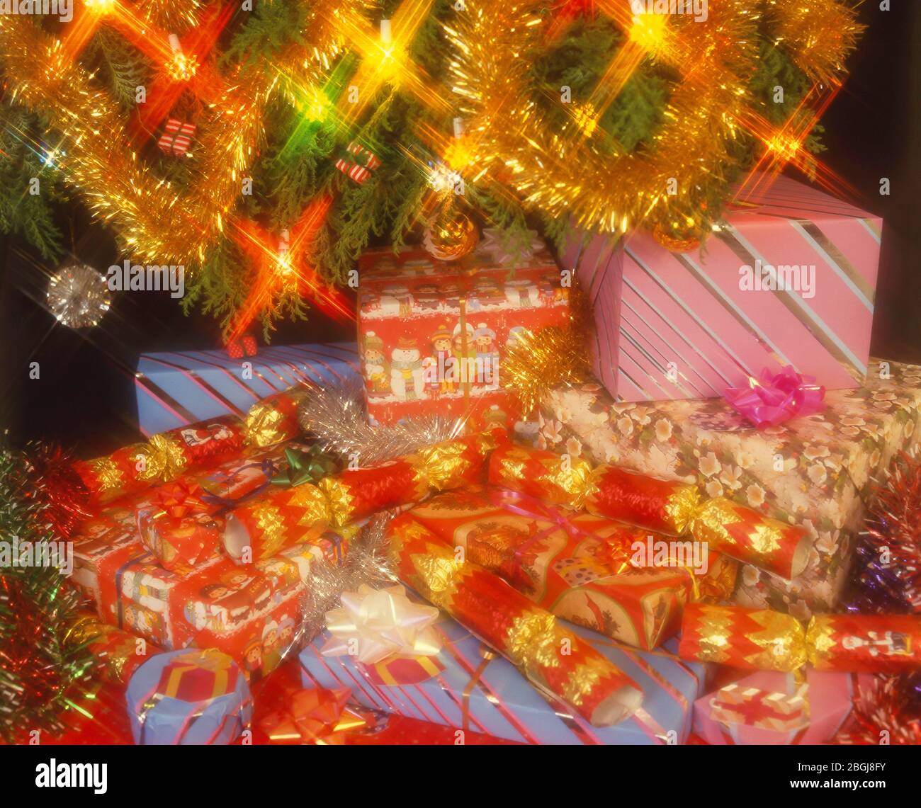 Crackers de Noël et cadeaux sous l'arbre de Noël, Ascot, Berkshire, Royaume-Uni Banque D'Images