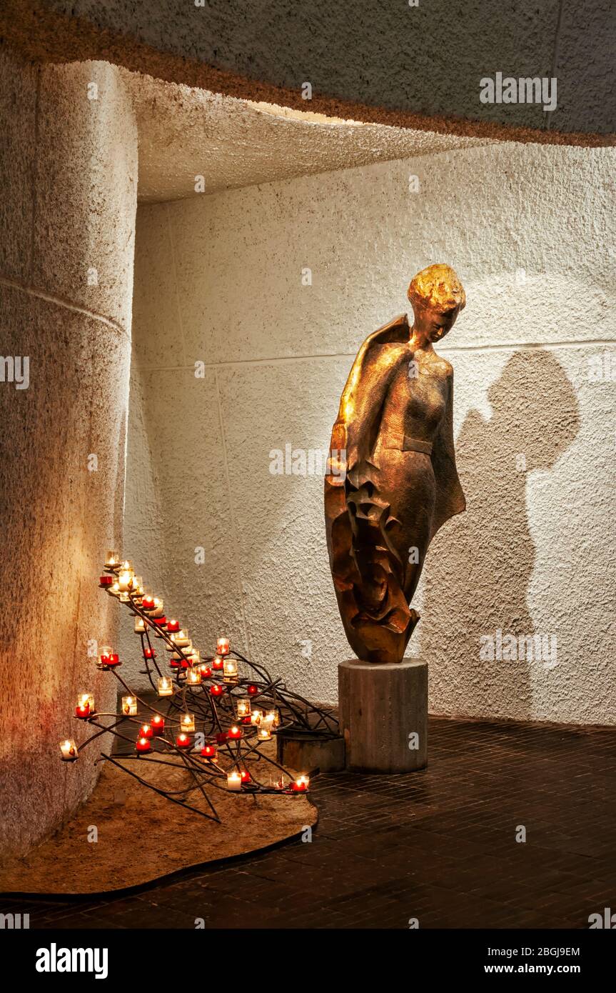 Rouen, France, Normandie 26 octobre 2014 : détail en coin de l'église moderne de Saint Jeanne d'Arc avec une statue en bronze de Joan et des bougies votives. Banque D'Images